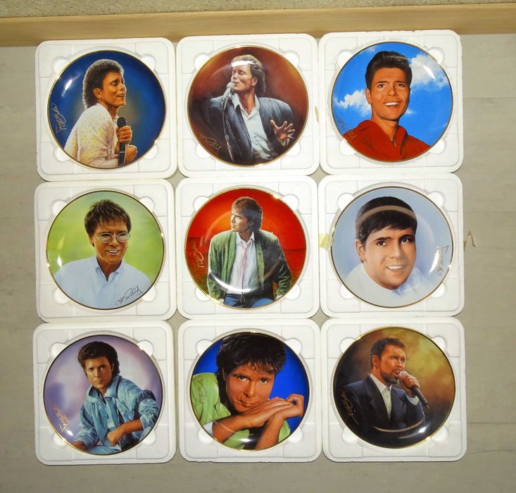 9 бр. портретни чинии на Клиф Ричард - 40 славни год. от Данбъри Минт