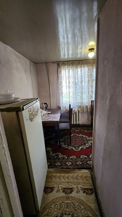 kvartira YASHNOBOD 1 Etaj, 1 xona, hamma mebeli bilan sotiladi srochno