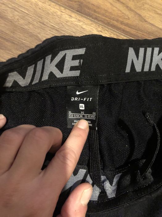 Долнище Nike с връзки става и за S размер