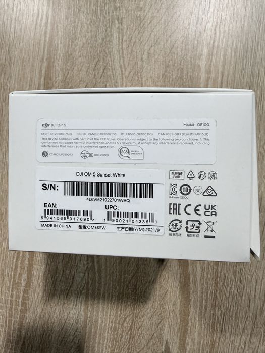 Vand stabilizator DJI OM 5 alb cu geanta neagra DJI