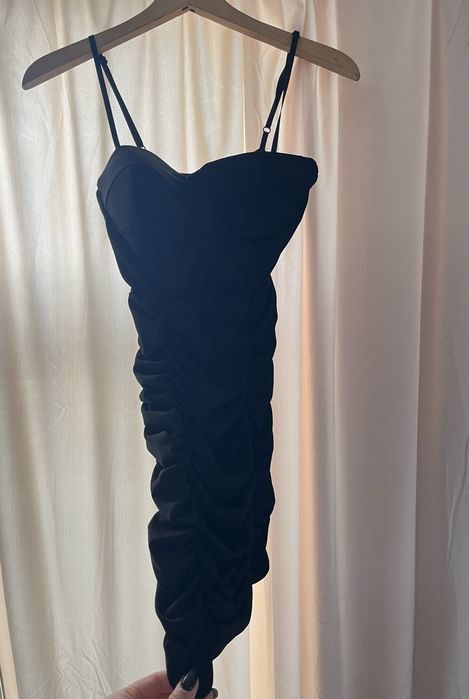 Елегантна черна рокля.