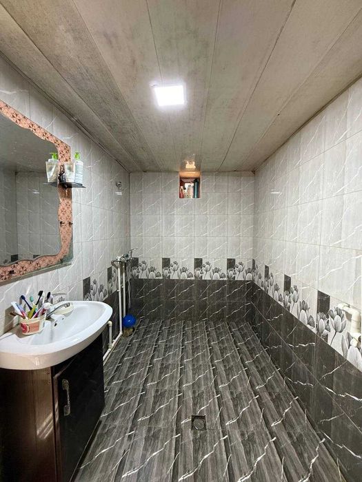 Tayyor 5.5 sotiqli hovli sotiladi.