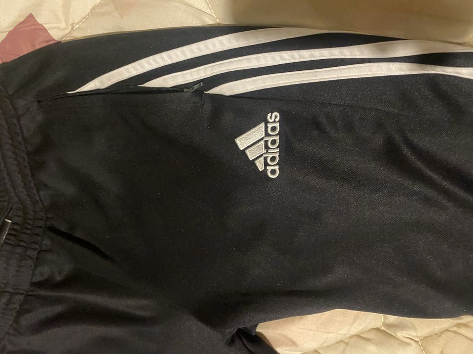 Pantalonii adidas
