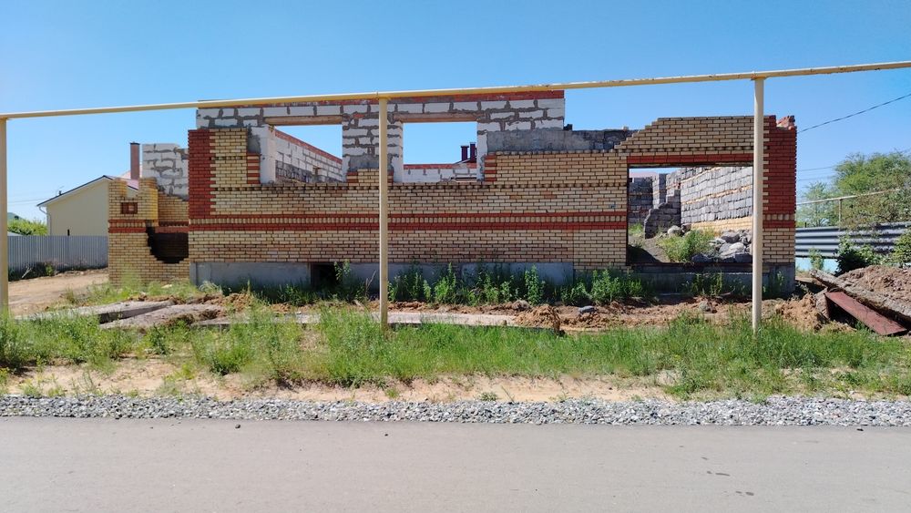 Участок с не достроенным домом