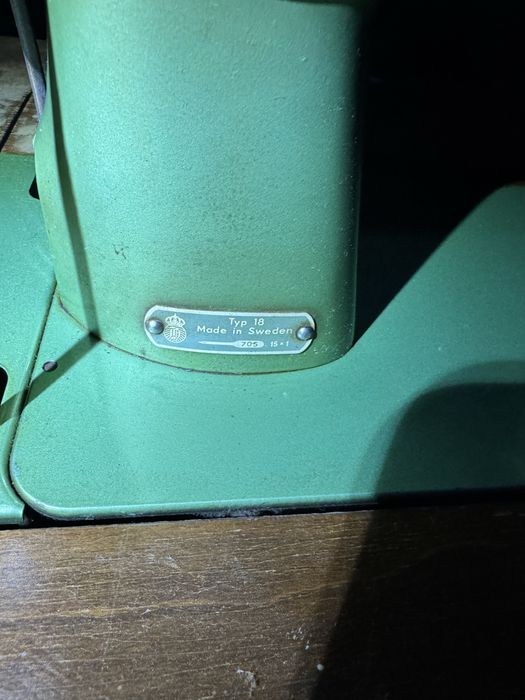 Ретро крачна шевна машина Хускварна