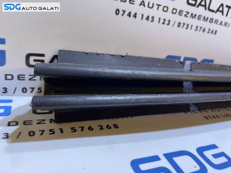 Grila Ornament Bandou Dreapta Spoiler Bara Fata BMW Seria 3 E46 1997 - 2001 Cod 8226612 51118226612 [V0231]