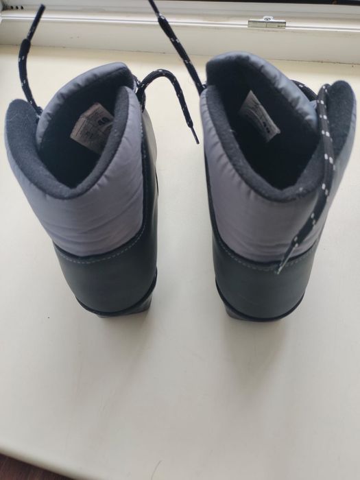 Лыжные ботинки.  .