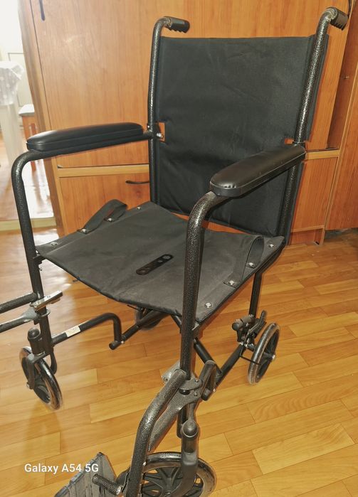 Продам инвалидную кресло коляску