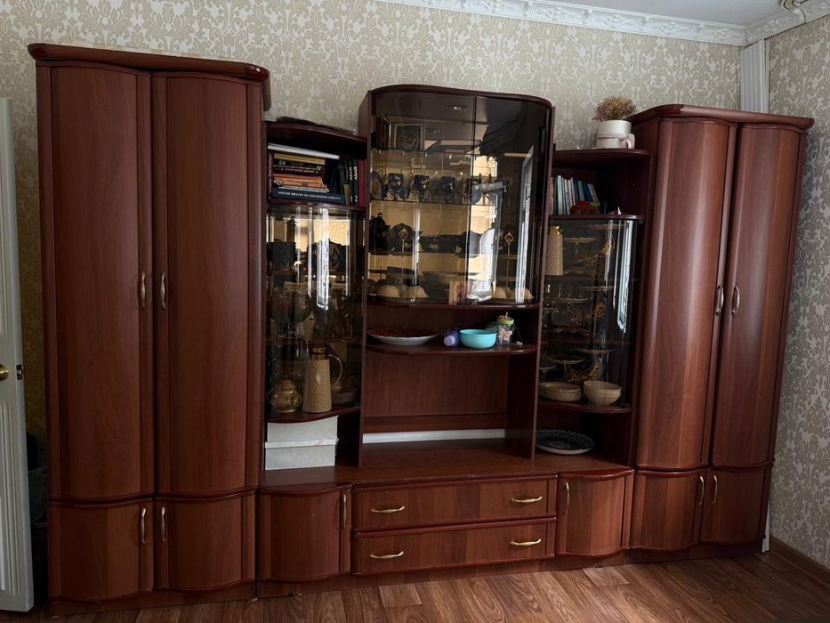 Продам  гостиный шкаф-сервант