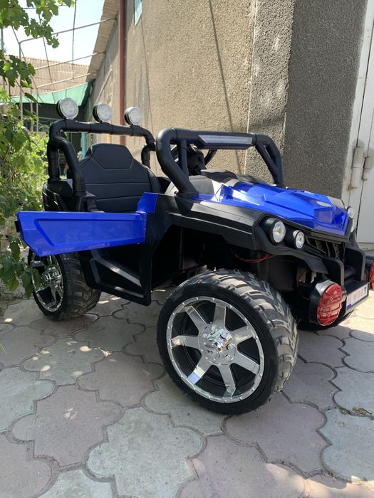 Машинка на пульте управления