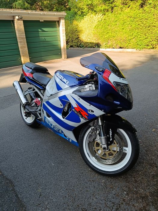 Vând Suzuki GSXR-K1 750 pe injecție