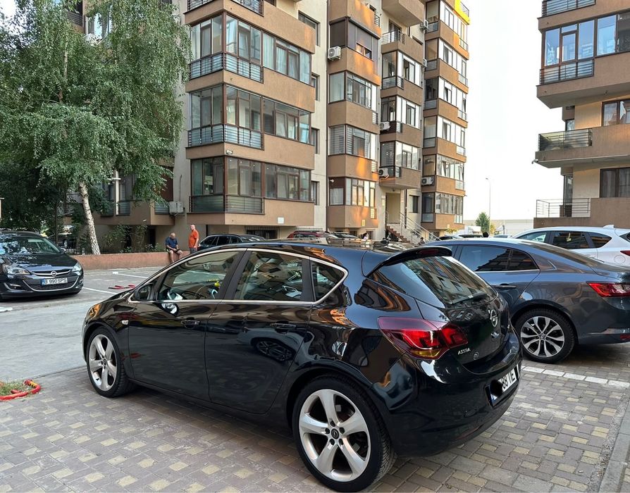Vand opel astra j motor 1.7 diesel an 2011 masina întreținută