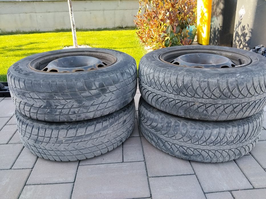 Vând set anvelope cu jante tabla 195/65/15