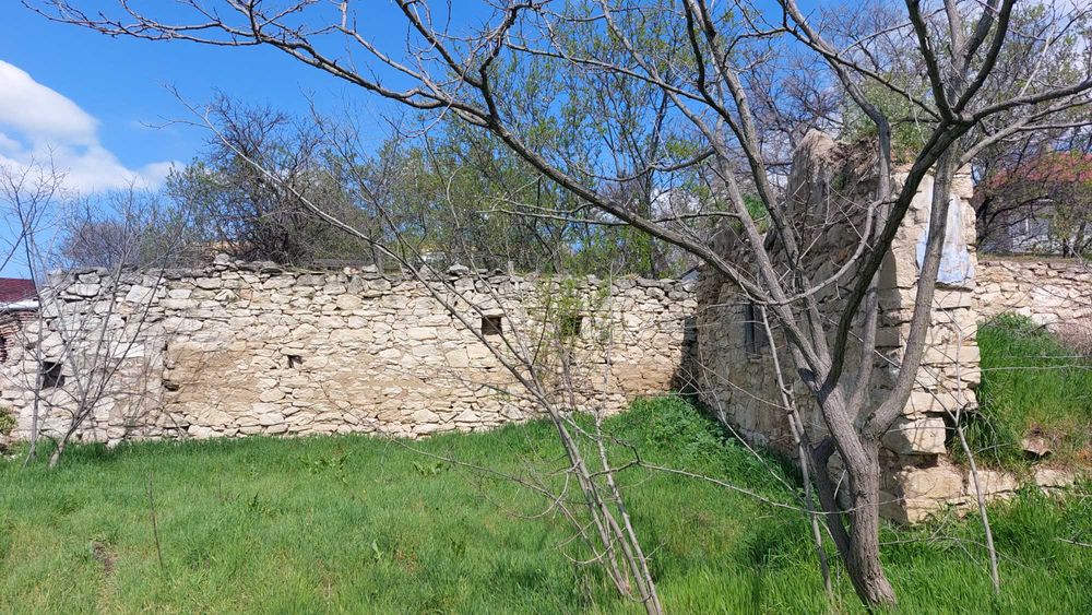 Дялан камък от стар зид