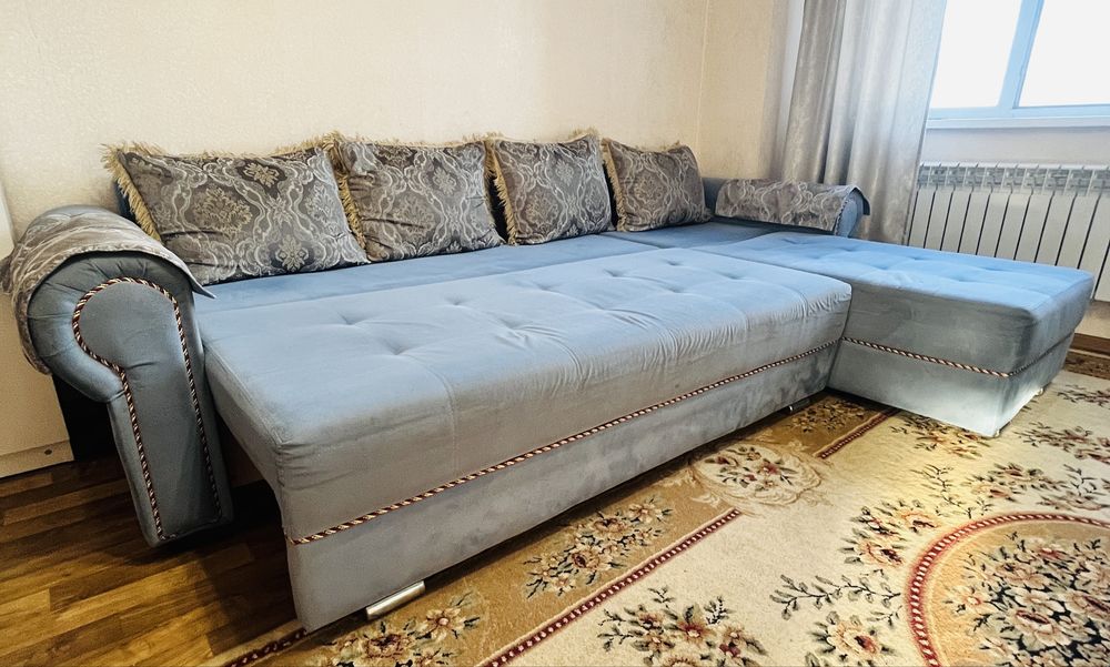 Диван синего цвета.