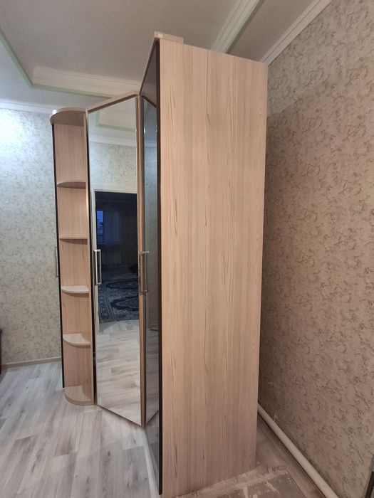 Шкаф угловой, с зеркалом