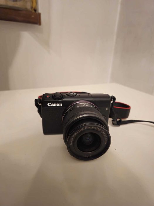 Mirorrless Canon M100 with kit lense