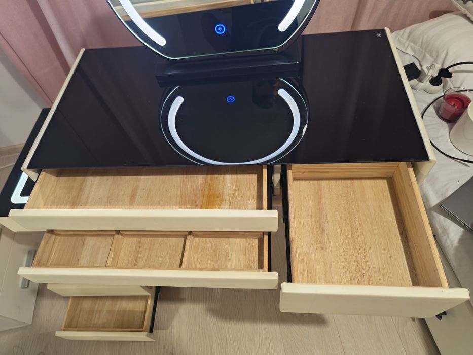 Vând masa de toaleta Beatrice