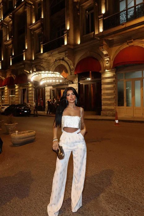 Бял панталон с камъни