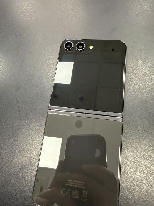 Samsung Z Flip 5 stare aproape noua