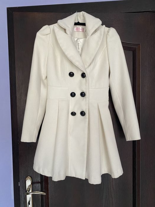 Елегантно бяло палто