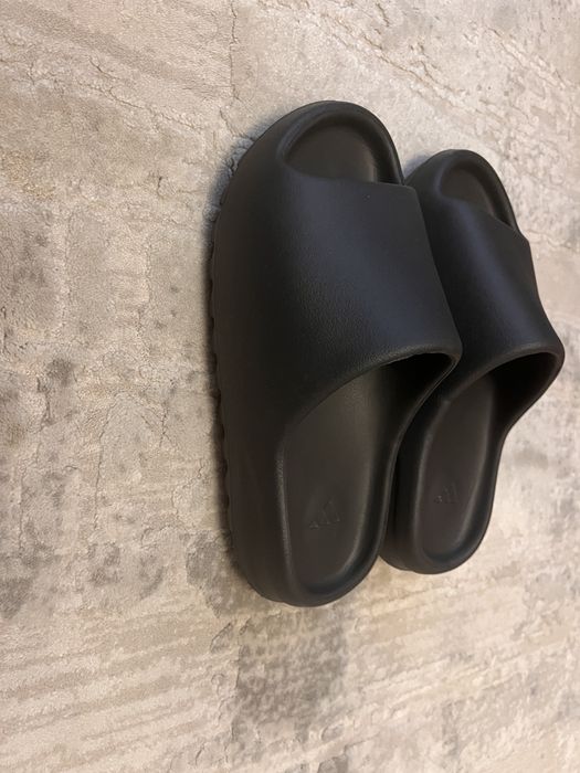Yeezy slides negrii