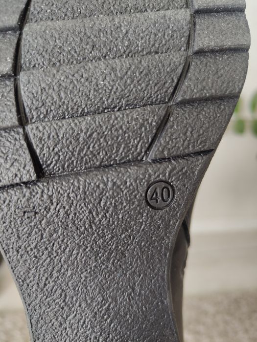 Продам новые зимние сапоги