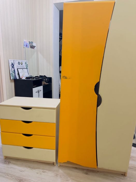 Продам шкаф плательный и камод