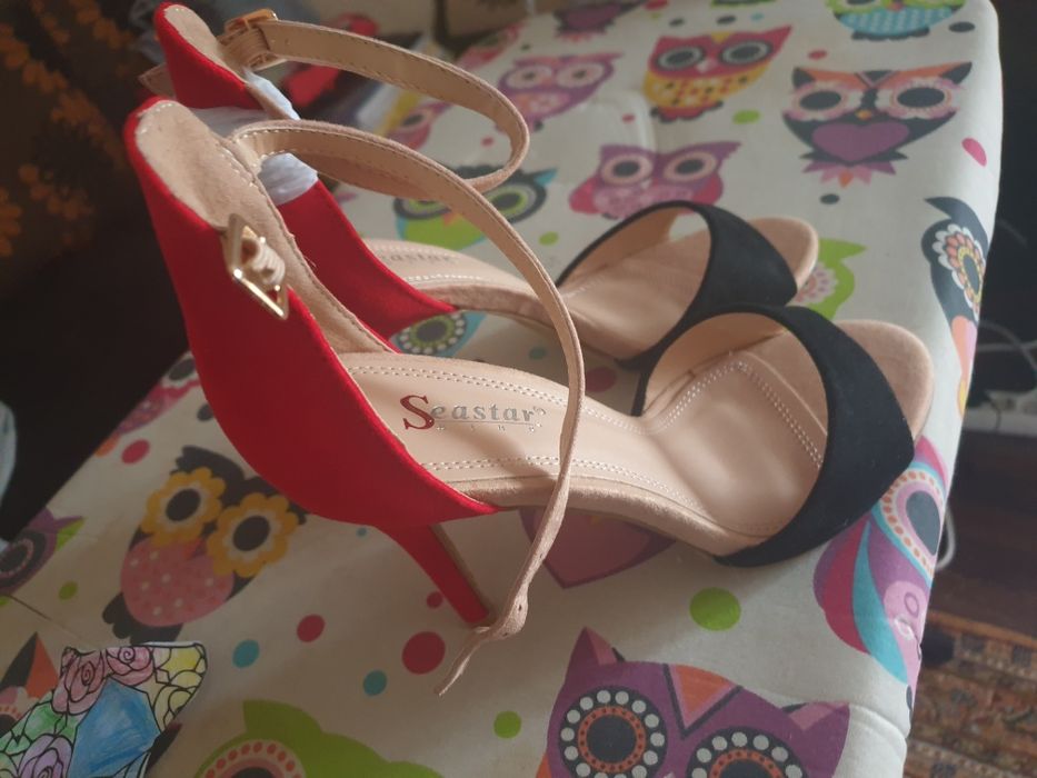 Sandale noi, cu eticheta