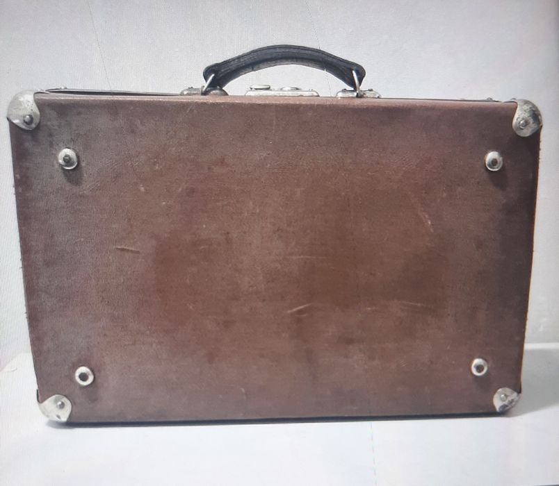 Чемодан небольшой в хорошем состоянии.