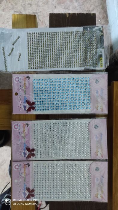 Стразы самоклеющиеся.