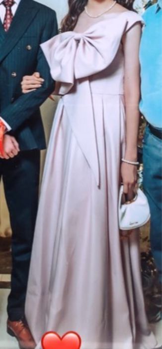 Вечерное платье с бантом