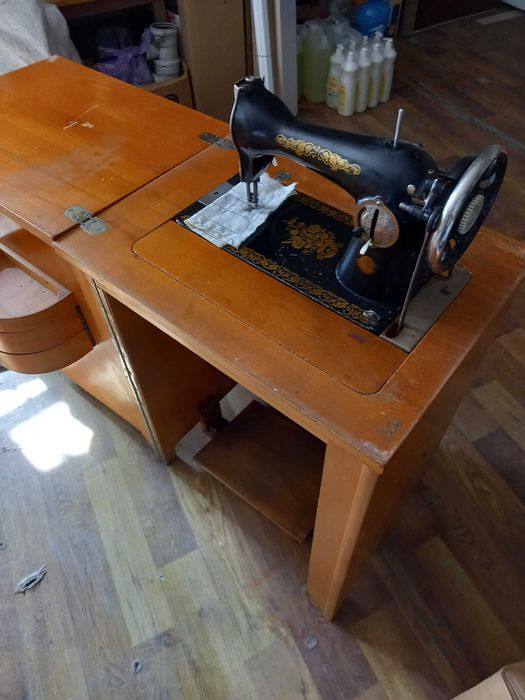 Машинка швейная тумба