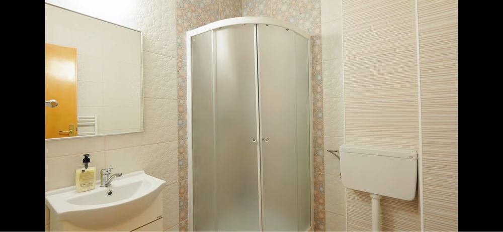 Cladire hotel , birouri , azil, spatii depozitare Borsului