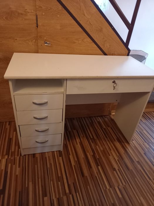 Vând birou alb 110×50