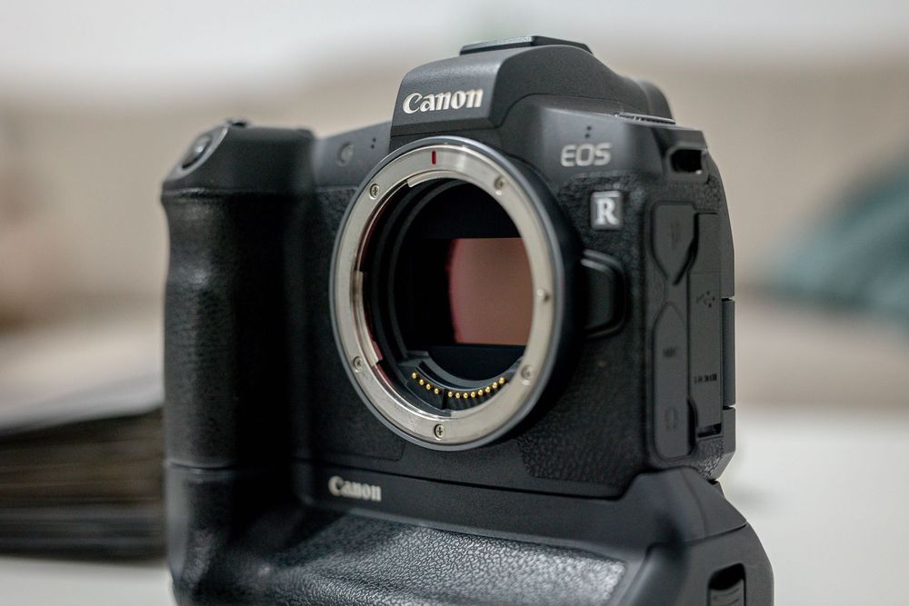 Canon EOS R cu grip Canon BG-E22 impecabil