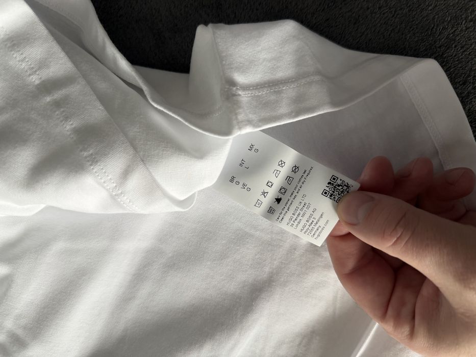 BOSS set 2 tricouri albe cu logo mic pe brat marimea L noi originale