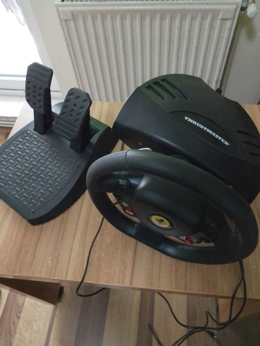 Volan Ferrari Racing Wheel pentru jocuri PC.