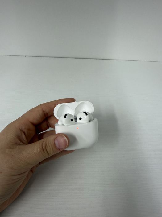 Продам наушники AirPods 4
