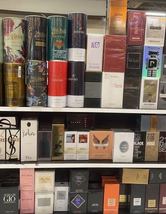 Vând orice tip de parfum aflat în poză.