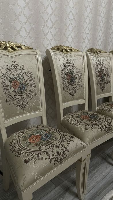 Гостиный стол с 12 стульями