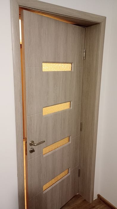 Montaj profesional  uși interior .