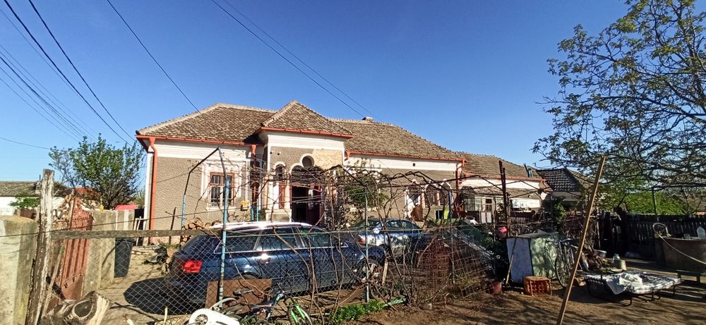 Casă cu teren generos și deschidere la două străzi – Poiana Mare