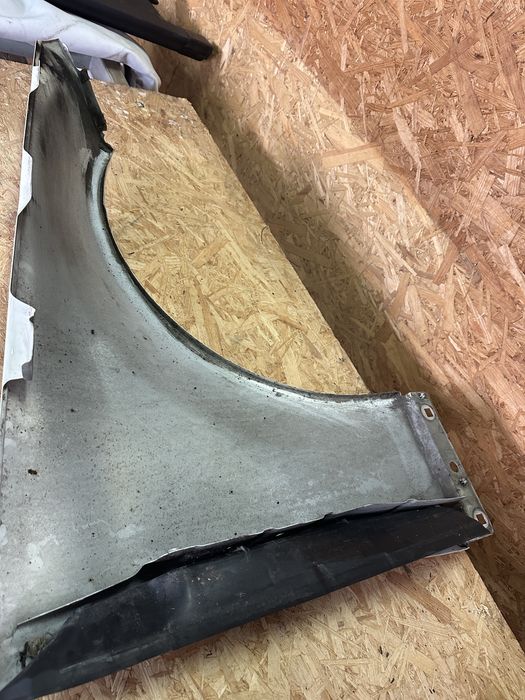 Aripa stanga/dreapta fata Mercedes w204