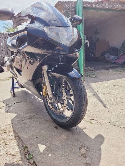 Vând sau schimb cu auto suzuki gsxr600