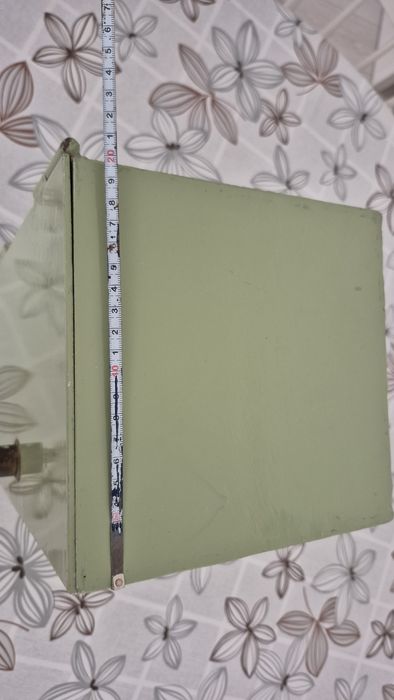 Метална каса - сейф с размери 30/20/20 см.