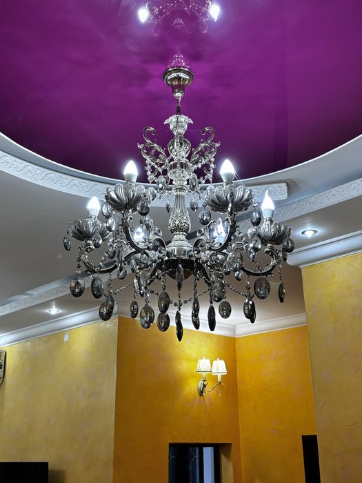 Люстра в хорошем состоянии.