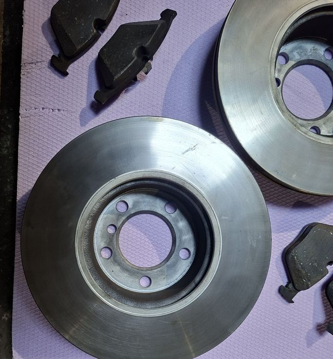 Set discuri frana fata cu plăcuțe 302 / 24 BMW E90 E91 aproape noi