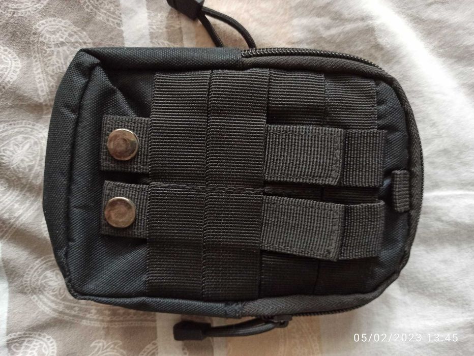 Продавам чисто нова малка мъжка чанта за колан.