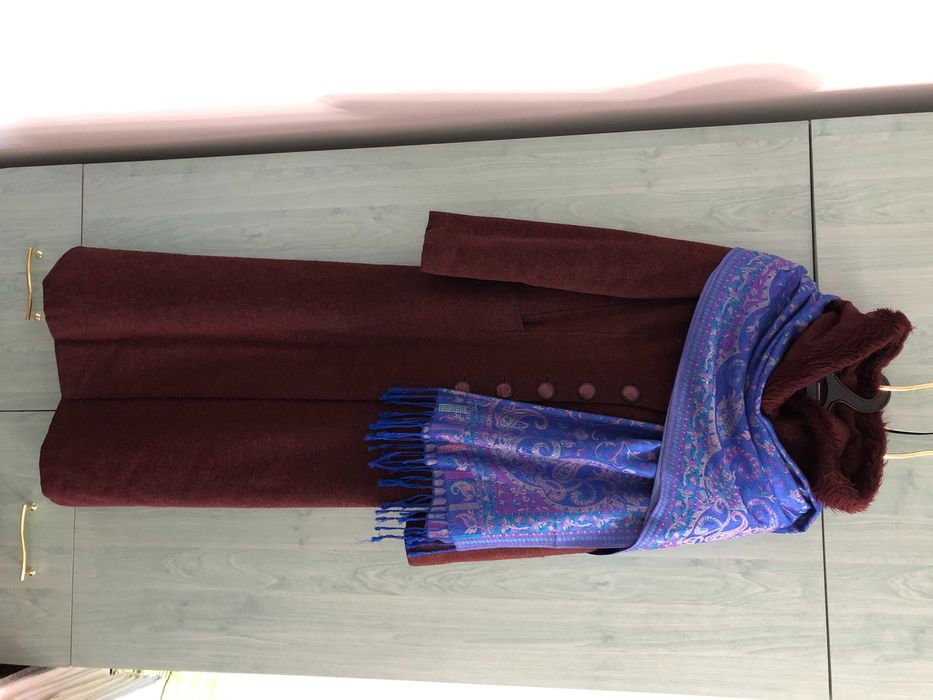 Haina dama din stofa visinie, eleganta, cu gluga, marimea 42 + Cadou